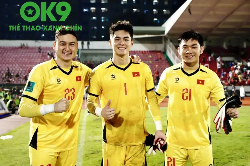 Trung Kiên (giữa) nhận lời khen từ HLV Kim Sang Sik ở trận ra mắt (Ảnh: FBNV) Trung Kiên (giữa) nhận lời khen từ HLV Kim Sang Sik ở trận ra mắt (Ảnh: FBNV)